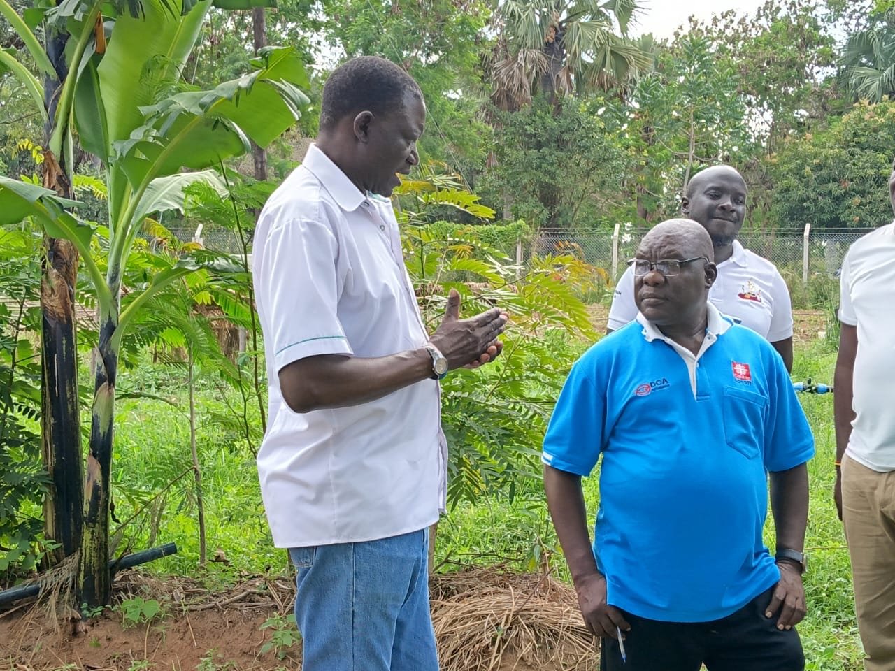 Field participants exchange observations during the practical demonstration