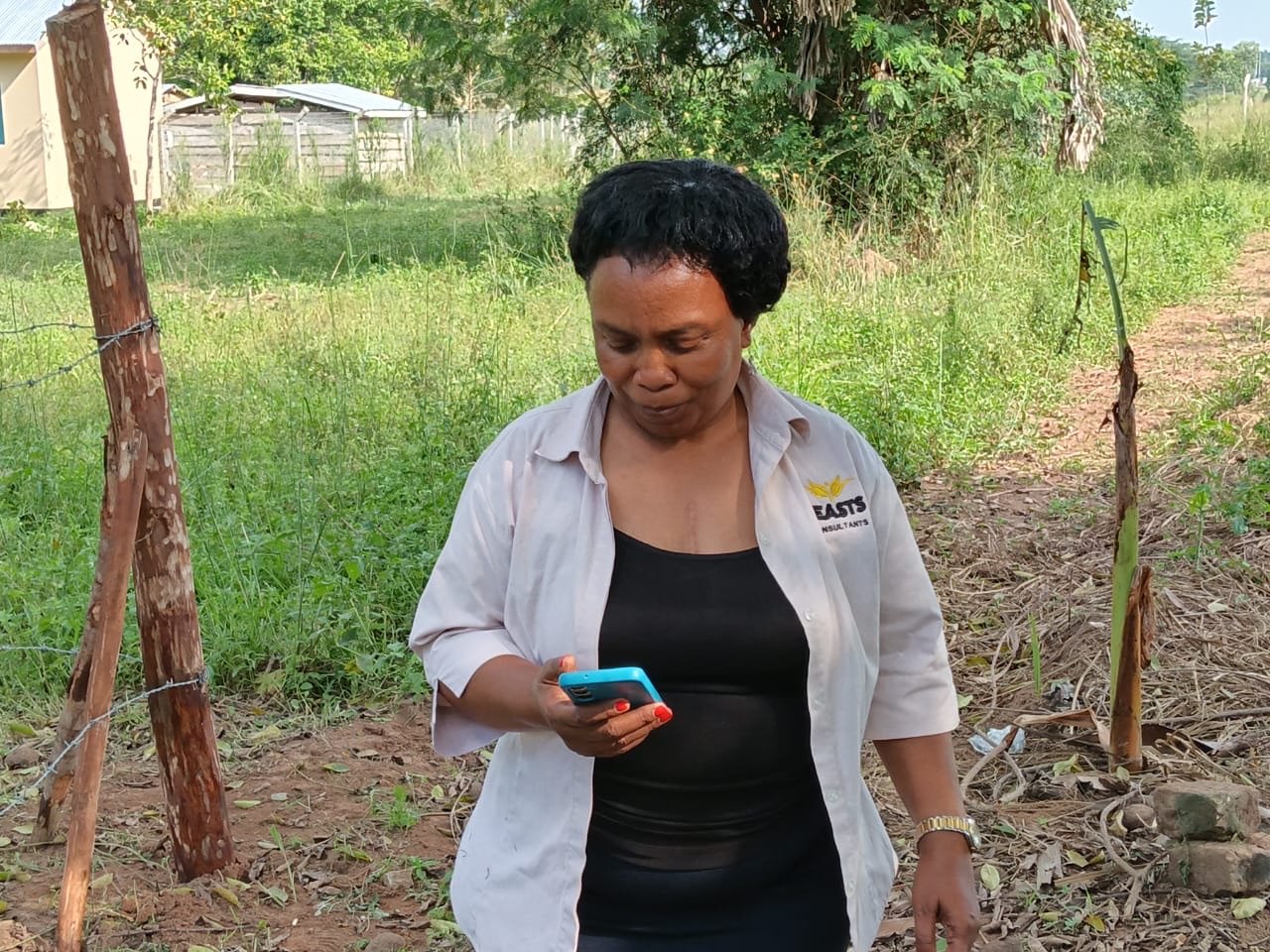 A participant uses a smartphone in the Aminit demonstration area