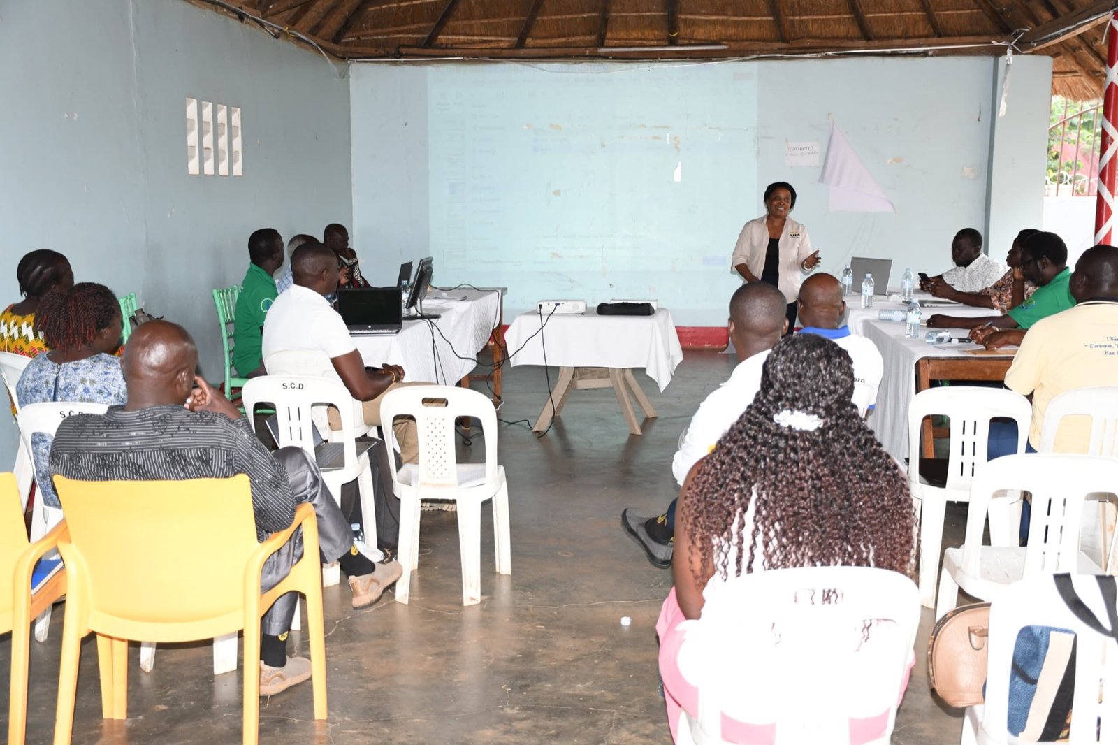 A facilitator presents digital tools to participants during the engagement